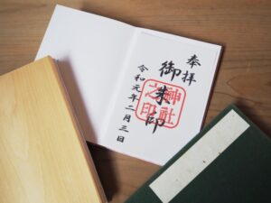 御朱印帳の1ページはどこの御朱印をいただく？1ページ目の考え方を解説 | 神社ガイド